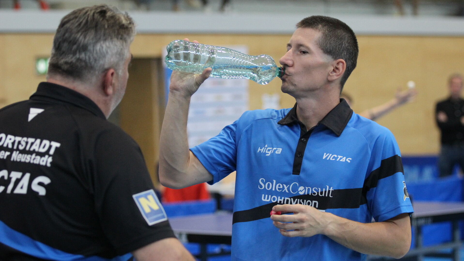 Wr. Neustadt-Trainer Martin Doppler stimmt Tomas Konecny(r.) auf entscheidende Matches ein. Foto by Andreas Promberger